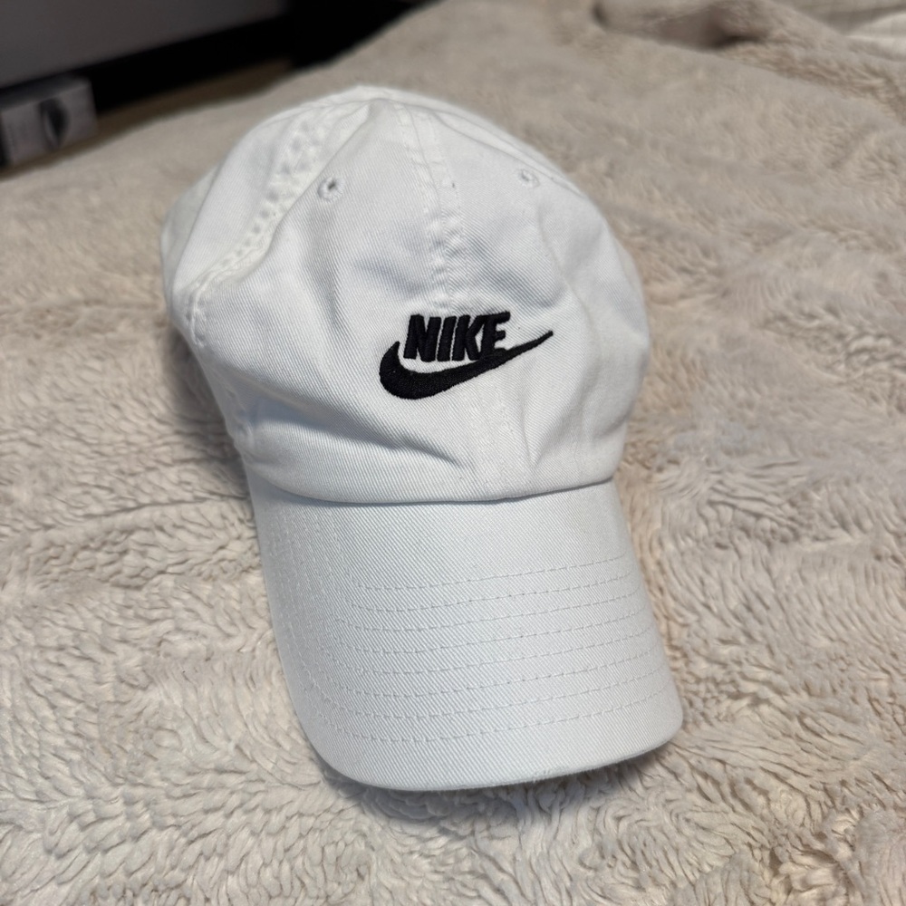 White Nike baseball cap